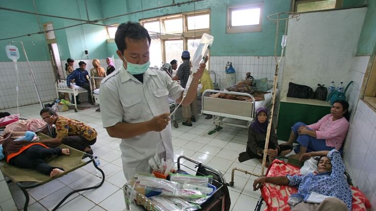 La atención de salud puede ser precaria en muchas zonas de Indonesia