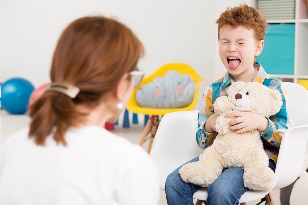 Los niños con autismo pueden tener tics, repetir gesticulaciones, etc.