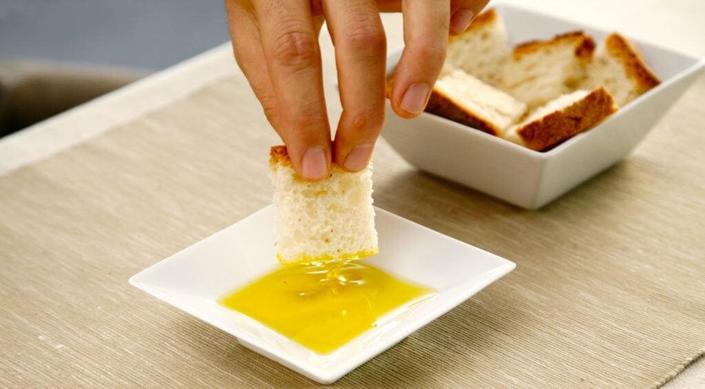 El aceite de oliva es un excelente y saludable acompañamiento de tus comidas